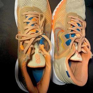 KYRIE FLYTRAPS SIZE 9.5 MENS
